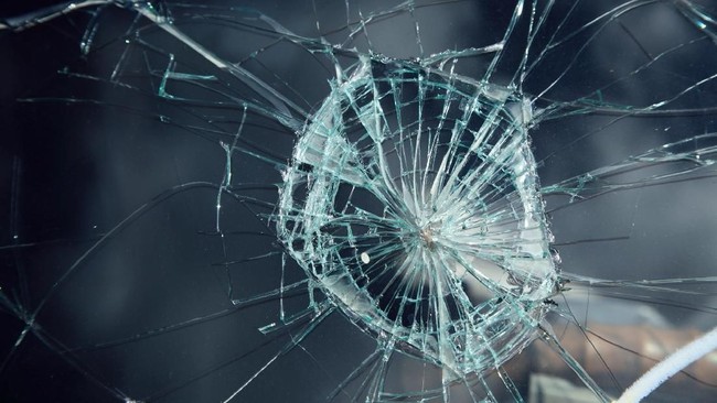 Mobil Listrik Nyelonong Tabrak Kaca Gedung di Jaksel