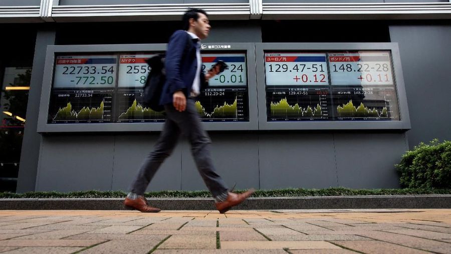 Pekerja Tokyo Diminta Pakai Celana Pendek ke Kantor Demi Hemat Listrik