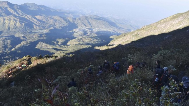 Host Open Trip Kena Blacklist Gegara Tak Sewa Porter Lokal di Lawu