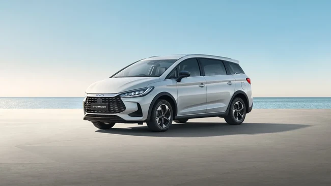 Duel Veloz Hybrid Vs BYD M6 DM, Mana Paling Laku?