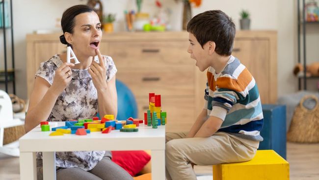 Jangan Abaikan Tandanya, Ini 5 Penyebab Anak Telat Bicara