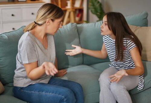 3 Pola Asuh yang Terlihat Sayang, tapi Bikin Anak Sulit Mandiri