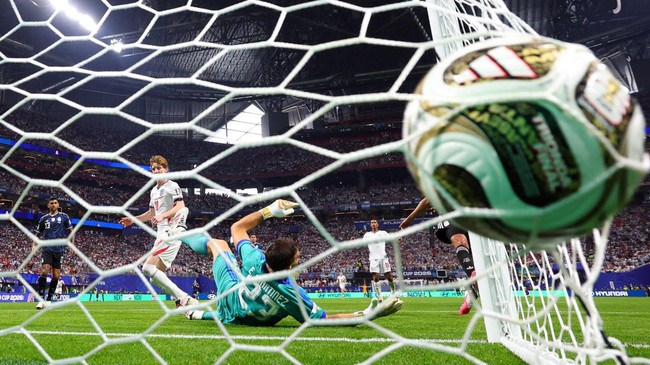Gordon Cetak Gol, Inggris Ungguli Argentina di Menit ke-55