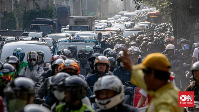 Jalanan Macet Parah Imbas Pembongkaran JPO Tendean Jaksel
