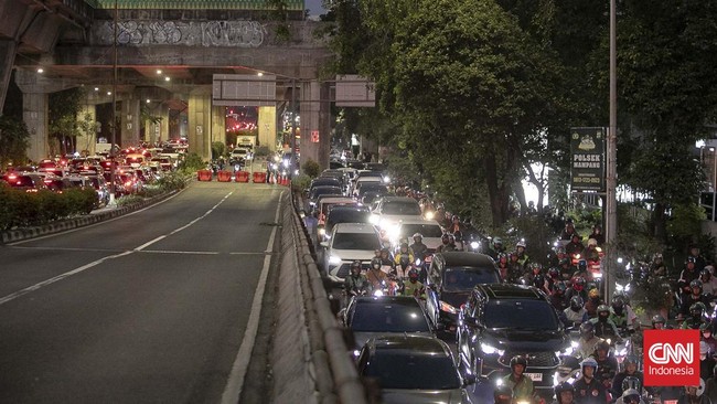 Jalan Tendean Arah Blok M Dibuka, Proses Pembersihan Puing JPO Rampung