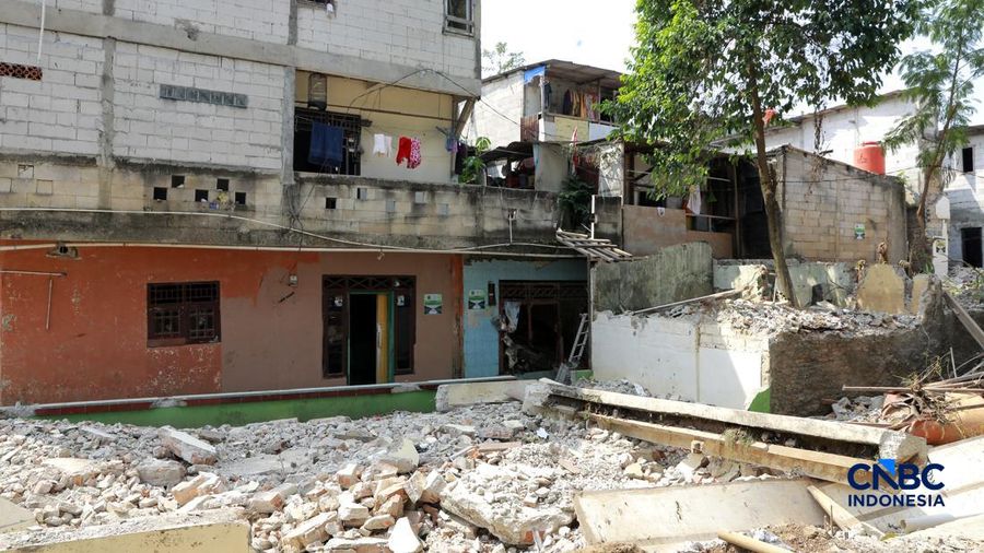 Saat Warga Cawang Rela Rumahnya Dibongkar Demi Atasi Banjir Jakarta