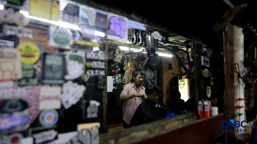 Biaya Hidup Naik, Tukang Cukur Ini Tetap Pasang Tarif Rp5.000