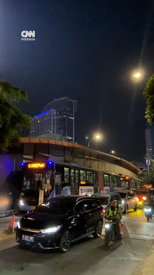 TJ Koridor ‘Jalur Langit’ Terganggu Pembongkaran JPO, Macet Mengular